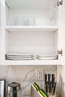 Modern Cozy Retreat Stylish Stay With Patio Parking