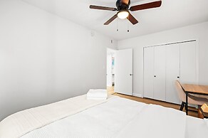 Modern Cozy Retreat Stylish Stay With Patio Parking