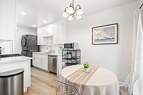 Modern Cozy Retreat Stylish Stay With Patio Parking