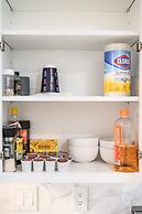 Modern Cozy Retreat Stylish Stay With Patio Parking