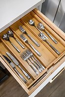 Modern Cozy Retreat Stylish Stay With Patio Parking