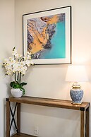 Modern Cozy Retreat Stylish Stay With Patio Parking