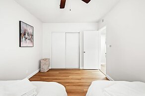 Modern Cozy Retreat Stylish Stay With Patio Parking
