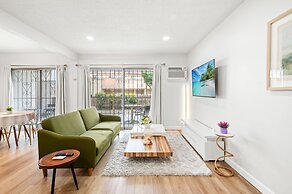 Modern Cozy Retreat Stylish Stay With Patio Parking