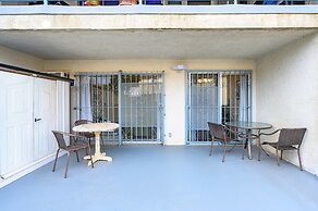 Modern Cozy Retreat Stylish Stay With Patio Parking