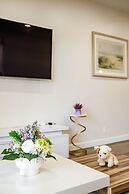 Modern Cozy Retreat Stylish Stay With Patio Parking