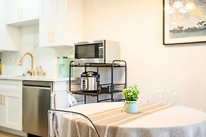 Modern Cozy Retreat Stylish Stay With Patio Parking