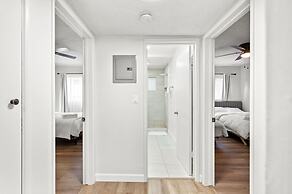 Modern Cozy Retreat Stylish Stay With Patio Parking