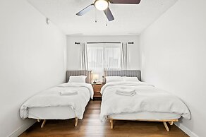 Modern Cozy Retreat Stylish Stay With Patio Parking