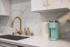 Modern Cozy Retreat Stylish Stay With Patio Parking