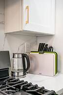 Modern Cozy Retreat Stylish Stay With Patio Parking