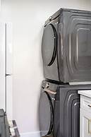 Modern Cozy Retreat Stylish Stay With Patio Parking