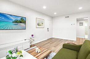 Modern Cozy Retreat Stylish Stay With Patio Parking