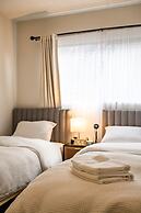 Modern Cozy Retreat Stylish Stay With Patio Parking