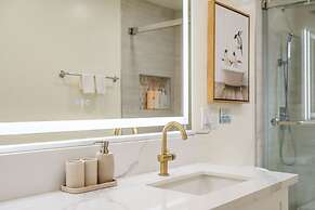 Modern Cozy Retreat Stylish Stay With Patio Parking