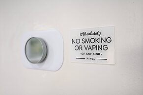 Modern Cozy Retreat Stylish Stay With Patio Parking