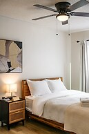 Modern Cozy Retreat Stylish Stay With Patio Parking