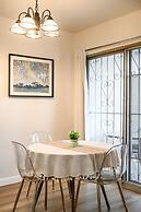 Modern Cozy Retreat Stylish Stay With Patio Parking