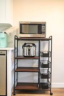 Modern Cozy Retreat Stylish Stay With Patio Parking