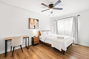 Modern Cozy Retreat Stylish Stay With Patio Parking