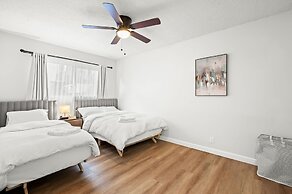 Modern Cozy Retreat Stylish Stay With Patio Parking