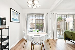 Modern Cozy Retreat Stylish Stay With Patio Parking