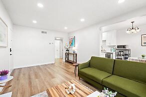 Modern Cozy Retreat Stylish Stay With Patio Parking