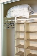 Modern Cozy Retreat Stylish Stay With Patio Parking