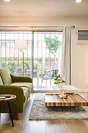 Modern Cozy Retreat Stylish Stay With Patio Parking