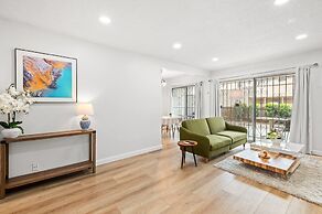 Modern Cozy Retreat Stylish Stay With Patio Parking