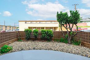 Modern Cozy Retreat Stylish Stay With Patio Parking