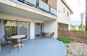 Modern Cozy Retreat Stylish Stay With Patio Parking