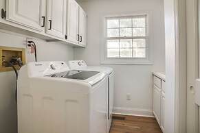 1/2 Mi to Lake Geneva: Home w/ Game Room