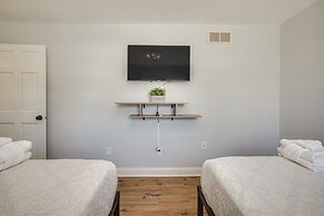 1/2 Mi to Lake Geneva: Home w/ Game Room