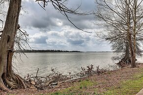 Walk to Lake Chicot: Cottage w/ Yard & Views!