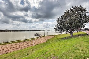 Walk to Lake Chicot: Cottage w/ Yard & Views!