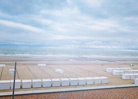 Apartment in Wenduine With Stunning Sea Views