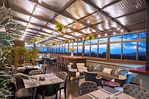 Clayton Luxury Suite