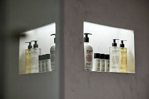 Cama Luxury Suites Kavouri