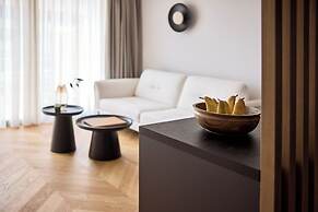 Cama Luxury Suites Kavouri