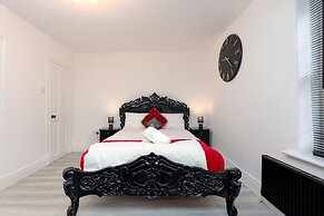 Cosy Cottage - Sleeps 6, Parking & Pet Friendly!