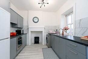 Cosy Cottage - Sleeps 6, Parking & Pet Friendly!