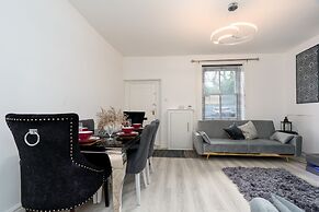 Cosy Cottage - Sleeps 6, Parking & Pet Friendly!