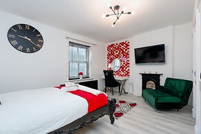 Cosy Cottage - Sleeps 6, Parking & Pet Friendly!