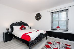 Cosy Cottage - Sleeps 6, Parking & Pet Friendly!