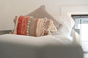 Cosy Cottage - Sleeps 6, Parking & Pet Friendly!
