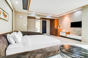 Cozy Deluxe Room at Chappan Market Indore