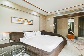 Cozy Deluxe Room at Chappan Market Indore