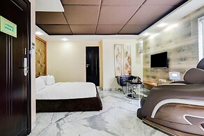 Cozy Deluxe Room at Chappan Market Indore