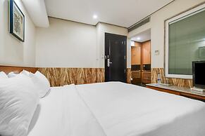 Cozy Deluxe Room at Chappan Market Indore